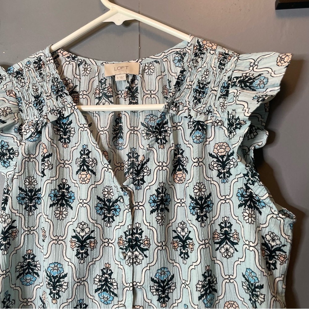 Loft Women’s Light Blue Flutter Sleeve Top size small - Picture 2 of 9